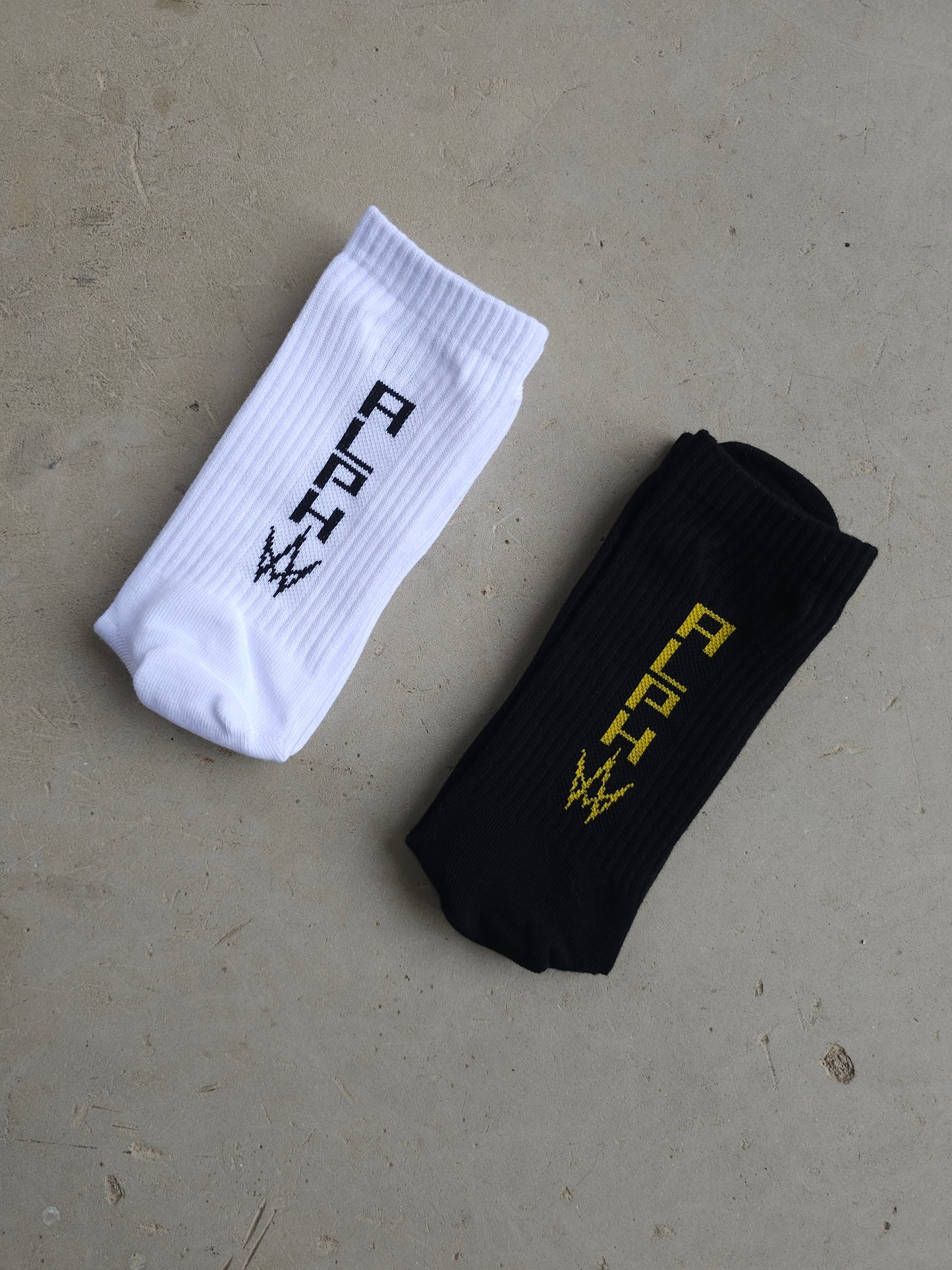 ALPHA TRAINERS SOCKS (Regular Grip Socks) (BLACK)